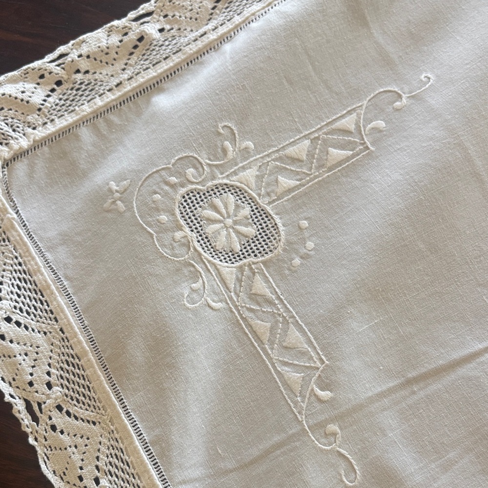 Elegant Embroidered Tablecloth - Picture 3 of 4